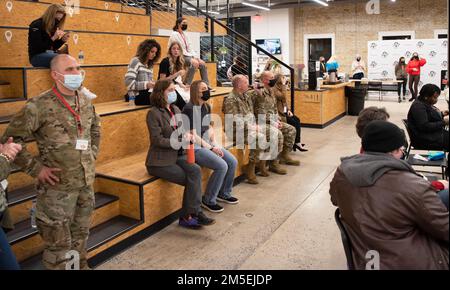 DAS REGIONALE INNOVATIONSZENTRUM VON ARKANSAS, North Little Rock, Ark. - Mitglieder des 233. Cyber Operations Squadron, 189. Airlift Wing, haben sich am 8. März mit dem Regional Innovation Hub in North Little Rock zusammengetan, um junge Frauen zu ermutigen, sich MINT-orientierten Karrierebereichen anzuschließen. Das Team von Arkansas Airmen unter Leitung von Captain T. J. Van Doyle konzentrierte sich auf Cybersicherheit, während sie mit Teenagern aus der Gemeinde interagierten. (Fotos der Arkansas National Guard von Oberstleutnant W. B. Phillips, II/veröffentlicht) Stockfoto