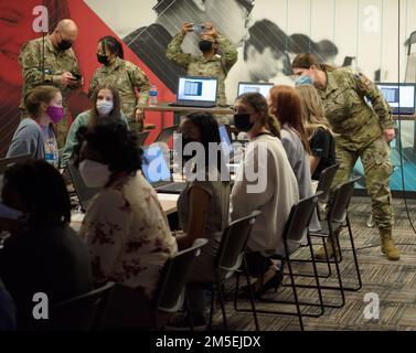 DAS REGIONALE INNOVATIONSZENTRUM VON ARKANSAS, North Little Rock, Ark. - Mitglieder des 233. Cyber Operations Squadron, 189. Airlift Wing, haben sich am 8. März mit dem Regional Innovation Hub in North Little Rock zusammengetan, um junge Frauen zu ermutigen, sich MINT-orientierten Karrierebereichen anzuschließen. Das Team von Arkansas Airmen unter Leitung von Captain T. J. Van Doyle konzentrierte sich auf Cybersicherheit, während sie mit Teenagern aus der Gemeinde interagierten. (Fotos der Arkansas National Guard von Oberstleutnant W. B. Phillips, II/veröffentlicht) Stockfoto