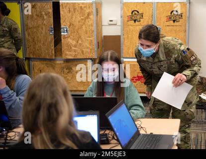 DAS REGIONALE INNOVATIONSZENTRUM VON ARKANSAS, North Little Rock, Ark. - Mitglieder des 233. Cyber Operations Squadron, 189. Airlift Wing, haben sich am 8. März mit dem Regional Innovation Hub in North Little Rock zusammengetan, um junge Frauen zu ermutigen, sich MINT-orientierten Karrierebereichen anzuschließen. Das Team von Arkansas Airmen unter Leitung von Captain T. J. Van Doyle konzentrierte sich auf Cybersicherheit, während sie mit Teenagern aus der Gemeinde interagierten. (Fotos der Arkansas National Guard von Oberstleutnant W. B. Phillips, II/veröffentlicht) Stockfoto