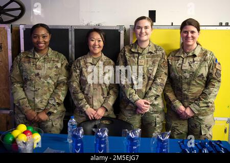 DAS REGIONALE INNOVATIONSZENTRUM VON ARKANSAS, North Little Rock, Ark. - Mitglieder des 233. Cyber Operations Squadron, 189. Airlift Wing, haben sich am 8. März mit dem Regional Innovation Hub in North Little Rock zusammengetan, um junge Frauen zu ermutigen, sich MINT-orientierten Karrierebereichen anzuschließen. Das Team von Arkansas Airmen unter Leitung von Captain T. J. Van Doyle konzentrierte sich auf Cybersicherheit, während sie mit Teenagern aus der Gemeinde interagierten. (Fotos der Arkansas National Guard von Oberstleutnant W. B. Phillips, II/veröffentlicht) Stockfoto