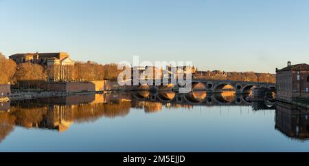 Malerische Panoramaaussicht auf den Fluss Garonne und das Wahrzeichen Pont Neuf oder New Bridge bei Sonnenuntergang in der rosa Stadt Toulouse, Frankreich Stockfoto