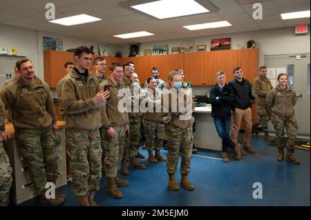 Kadetten des Reservekorps der Bowling Green State University für Luft- und Raumfahrtstudien, Einheit 620, hören Flugzeugtechnikern zu, die dem 180. Kampfflugflügel der Ohio National Guard zugeteilt sind und den Zweck und die Fähigkeiten verschiedener Rettungs- und Überlebensausrüstung diskutieren, die von den F-16-Kampfflugpiloten des Wings gegen Falcon verwendet werden. Die 180FW bot die Gelegenheit, eine einsatzbereite Air National Guard Einheit zu sehen und mehr über die Einsatzmöglichkeiten und Fähigkeiten des Flügels zu erfahren, während die Kadetten beginnen, Karrierewege zu erwägen, die ihrer kommission als Offiziere in die USA folgen Luft Stockfoto