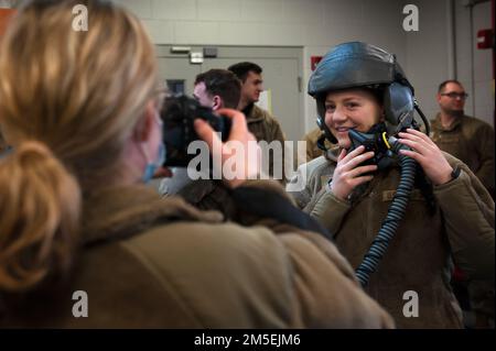 Kadetten des Reservekorps der Bowling Green State University für Luft- und Raumfahrtstudien, Einheit 620, hören Flugzeugtechnikern zu, die dem 180. Kampfflugflügel der Ohio National Guard zugeteilt sind und den Zweck und die Fähigkeiten verschiedener Rettungs- und Überlebensausrüstung diskutieren, die von den F-16-Kampfflugpiloten des Wings gegen Falcon verwendet werden. Die 180FW bot die Gelegenheit, eine einsatzbereite Air National Guard Einheit zu sehen und mehr über die Einsatzmöglichkeiten und Fähigkeiten des Flügels zu erfahren, während die Kadetten beginnen, Karrierewege zu erwägen, die ihrer kommission als Offiziere in die USA folgen Luft Stockfoto