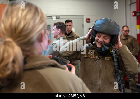 Kadetten des Reservekorps der Bowling Green State University für Luft- und Raumfahrtstudien, Einheit 620, hören Flugzeugtechnikern zu, die dem 180. Kampfflugflügel der Ohio National Guard zugeteilt sind und den Zweck und die Fähigkeiten verschiedener Rettungs- und Überlebensausrüstung diskutieren, die von den F-16-Kampfflugpiloten des Wings gegen Falcon verwendet werden. Die 180FW bot die Gelegenheit, eine einsatzbereite Air National Guard Einheit zu sehen und mehr über die Einsatzmöglichkeiten und Fähigkeiten des Flügels zu erfahren, während die Kadetten beginnen, Karrierewege zu erwägen, die ihrer kommission als Offiziere in die USA folgen Luft Stockfoto