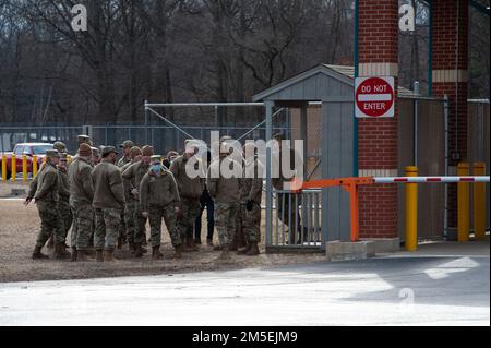 Kadetten des Reservekorps der Bowling Green State University für Luft- und Raumfahrtstudien, Einheit 620, warten im Wartebereich, während Sicherheitskräfte, die dem 180. Kampfflügel der Ohio Nationalgarde zugewiesen sind, ihre Fahrzeuge bei einem Besuch der 180FW in Swanton, Ohio, am 8. März 2022 inspizieren. Die 180FW bot die Gelegenheit, eine einsatzbereite Air National Guard Einheit zu sehen und mehr über die Einsatzmöglichkeiten und Fähigkeiten des Flügels zu erfahren, während die Kadetten beginnen, Karrierewege zu erwägen, die ihrer kommission als Offiziere in die USA folgen Air Force nach Abschluss des ROTC-Programms Stockfoto