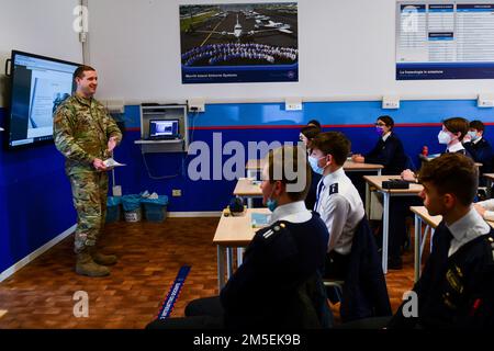 Tech. Sgt. Jacob Thompson, 31. Maintenance Group Quality Assurance Inspector, teilt seine Berufserfahrung mit Gymnastikschülern der Flugzeugindustrie an der Nobile Aviation College in Udine, Italien, 8. März 2022. Ein Pilot und Betreuer des 31. Kampfflügels und der italienische Kommandant der Air Force Air Traffic Control Tower sprachen vor etwa 60 Schülern der Gymnastik und teilten ihre Erfahrungen mit dem Militär. Stockfoto