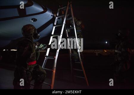 Flugzeuge der 909. Aircraft Maintenance Unit untersuchen gemeinsam das Glas auf dem Taxi und das Landelicht eines KC-135 Stratotankers, der durch einen simulierten chemischen Angriff kontaminiert wurde, während einer Mission-fokussierten Trainingsübung am Kadena Air Base, Japan, 8. März 2022. Mehr als 6.000 Airmen nahmen an der zweiwöchigen, missionsorientierten Trainingsübung Teil, einem Standardverfahren für die USA Luftwaffenstützpunkte in Japan und weltweit, um die Bereitschaft zur Unterstützung der US-Interessen, der Verteidigung Japans sowie des Friedens und der Stabilität im gesamten Indo-Pazifik aufrechtzuerhalten. Stockfoto