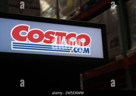 Honolulu, HI - 23. Dezember 2022: Costco.com Schild am Großhandelseinkaufszentrum Stockfoto