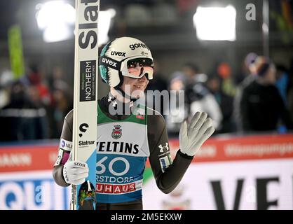 Oberstdorf, Deutschland. 28. Dezember 2022. Skispringen/Skispringen, Weltmeisterschaft, Four Hills Tournament, Large Hill, Männer, Qualifikation: Anze Lanisek (Slowenien) lächelt. Kredit: Angelika Warmuth/dpa/Alamy Live News Stockfoto