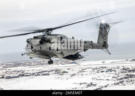 USA Marines with Marine Heavy Helicopter Squadron 366 transportiert Marines mit 2. Low Altitude Air Defense in einem CH-53E Super Hallion, nahe Andoya, Norwegen, 8. März 2022. Übung Cold Response 2022 ist eine alle zwei Jahre stattfindende Übung in ganz Norwegen, an der sich jeder seiner Militärdienste sowie 26 weitere alliierte Nationen und regionale Partner der Nordatlantikvertrags-Organisation beteiligen. Stockfoto