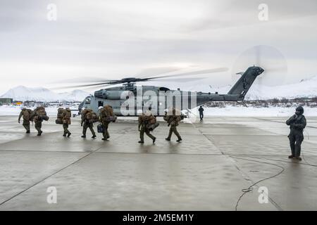 USA Marines mit 2. Low Altitude Air Defense Battalion Ausgang A CH-53E Super Hallion zugewiesen zu Marine Heavy Helicopter Squadron 366, Andoya, Norwegen, 8. März 2022. Übung Cold Response 2022 ist eine alle zwei Jahre stattfindende Übung in ganz Norwegen, an der sich jeder seiner Militärdienste sowie 26 weitere alliierte Nationen und regionale Partner der Nordatlantikvertrags-Organisation beteiligen. Stockfoto