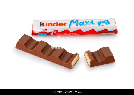 Alba, Italien - 28. Dezember 2022: Kinder Maxi Ferrero isoliert auf weiß, verpackt und ausgeschnitten Schokoladenriegel mit Milchcreme-Füllung. Ferrero ist ein C. Stockfoto