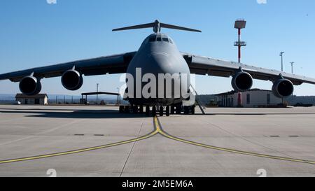 EIN US-AMERIKANISCHER Air Force C-5M Super Galaxy Aircraft vom Luftwaffenstützpunkt Dover, Delaware, wartet auf Abflug am Luftwaffenstützpunkt Spangdahlem, Deutschland, 7. März 2022. USA Die Luftwaffe in Europa und die Luftwaffe in Afrika haben sich verpflichtet, Seite an Seite mit den Alliierten und Partnern zu stehen, um die Unabhängigkeit und Sicherheit Europas zu gewährleisten. Stockfoto