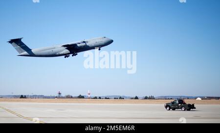 EIN US-AMERIKANISCHER Air Force C-5M Super Galaxy Aircraft startet vom Luftwaffenstützpunkt Spangdahlem, Deutschland, 7. März 2022. 726. Luftmobilitätsgeschwader Airmen stehen bei der logistischen Unterstützung von NATO-Verbündeten und US-Personal an vorderster Front, wenn es darum geht, die Verteidigungsfähigkeiten an der östlichen Flanke der NATO zu erhöhen. Stockfoto