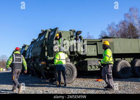 HIMARS wurde am 8. März 2022 nach Grafenwoehr geliefert. Die HIMARS sind Teil der 405. Army Field Support Brigade’s Army Prepositioned Stock-2. US Army Europe and Africa zeichnet APS-2 in Vorbereitung auf die Unterstützung von 3. Bataillon, 321. Field Artillery Regiment, 18. Field Artillery Brigade, Teil des US Army XVIII Airborne Corps in Fort Bragg, NC. Stockfoto