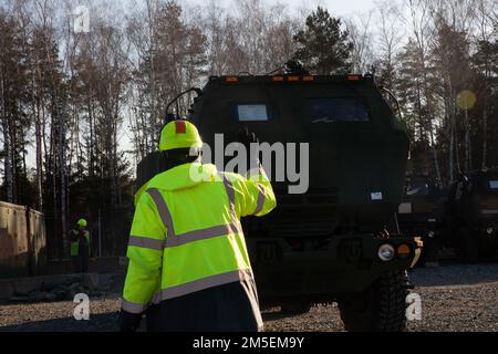 HIMARS wurde am 8. März 2022 nach Grafenwoehr geliefert. Die HIMARS sind Teil der 405. Army Field Support Brigade’s Army Prepositioned Stock-2. US Army Europe and Africa zeichnet APS-2 in Vorbereitung auf die Unterstützung von 3. Bataillon, 321. Field Artillery Regiment, 18. Field Artillery Brigade, Teil des US Army XVIII Airborne Corps in Fort Bragg, NC. Stockfoto