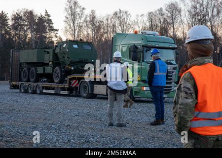 HIMARS wurde am 8. März 2022 nach Grafenwoehr geliefert. Die HIMARS sind Teil der 405. Army Field Support Brigade’s Army Prepositioned Stock-2. US Army Europe and Africa zeichnet APS-2 in Vorbereitung auf die Unterstützung von 3. Bataillon, 321. Field Artillery Regiment, 18. Field Artillery Brigade, Teil des US Army XVIII Airborne Corps in Fort Bragg, NC. Stockfoto