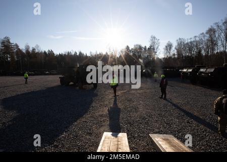 HIMARS wurde am 8. März 2022 nach Grafenwoehr geliefert. Die HIMARS sind Teil der 405. Army Field Support Brigade’s Army Prepositioned Stock-2. US Army Europe and Africa zeichnet APS-2 in Vorbereitung auf die Unterstützung von 3. Bataillon, 321. Field Artillery Regiment, 18. Field Artillery Brigade, Teil des US Army XVIII Airborne Corps in Fort Bragg, NC. Stockfoto