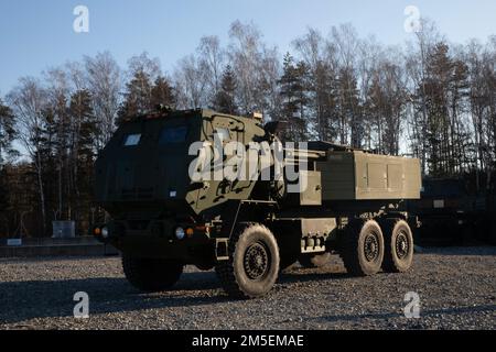 HIMARS wurde am 8. März 2022 nach Grafenwoehr geliefert. Die HIMARS sind Teil der 405. Army Field Support Brigade’s Army Prepositioned Stock-2. US Army Europe and Africa zeichnet APS-2 in Vorbereitung auf die Unterstützung von 3. Bataillon, 321. Field Artillery Regiment, 18. Field Artillery Brigade, Teil des US Army XVIII Airborne Corps in Fort Bragg, NC. Stockfoto