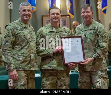 Sgt. 1. Klasse Zachary A. Williams, ein Infanterie-Mann, dem 1. Bataillon, dem 38. Infanterie-Regiment, dem 1. Stryker-Brigaden-Kampfteam, der 4. Infanterie-Division, steht mit Kommandosgt Major Adam Nash und Major David Hodne, den leitenden Führern der 4. Div Und Fort Carson, nachdem er den Staff Sgt. Marcario Garcia Leadership Award für außergewöhnliche Führung, Engagement und Engagement für Exzellenz im Hauptquartier der Infanterieabteilung 4. in Fort Carson, Colorado, am 8. März 2022 gewonnen hat. Die Auszeichnung wurde nach dem Ehrenmedaillengewinner, Staff Sgt. Marcario Garcia, dem amtierenden Teamleiter von, vergeben Stockfoto