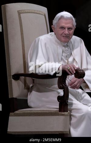 Vatikanstadt, 28. Dezember 2022. Papst Benedikt XVI. Ist sehr krank. ARCHIVFOTO: Vatikan, 15. dezember 2010. Papst Benedikt XVI. Während einer Audienz im saal paul VI. Maria Grazia Picciarella/Alamy Live News Stockfoto