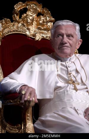 Vatikanstadt, 28. Dezember 2022. Papst Benedikt XVI. Ist sehr krank. ARCHIVFOTO: San Sepolcro, Italien, 13. Mai 2012. Papst Benedikt XVI. Während seines Pastoralbesuchs in Arezzo und San Sepolcro. Maria Grazia Picciarella/Alamy Live News Stockfoto