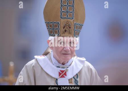 Vatikanstadt, 28. Dezember 2022. Papst Benedikt XVI. Ist sehr krank. ARCHIVFOTO: Vatikan, 1. Mai 2011. Papst Benedikt XVI. Während der Heiligkeit Johannes Paul II. In St. Peters Platz. Maria Grazia Picciarella/Alamy Live News Stockfoto