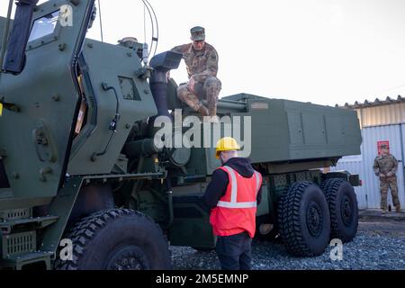 HIMARS geliefert an Grafenwoehr, Deutschland, 8. März 2022. USA Army Europe and Africa plant APS-2 zur Unterstützung des 3. Bataillons, des 321. Artilleriegesiments, der 18. Artilleriebrigade, eines Teils des US Army XVIII Airborne Corps in Fort Bragg, NC. Die Soldaten werden mit der Ausrüstung im Ausbildungsbereich Grafenwoehr trainieren, um die Bereitschaft zu erhöhen und die Integration in NATO-Übungen vorzubereiten. Stockfoto