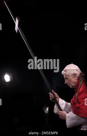 Vatikanstadt, 28. Dezember 2022. Papst Benedikt XVI. Ist sehr krank. ARCHIVFOTO: Rom, Italien, 6. April 2012. Papst Benedikt XVI. Während der Via Crucis im Kolosseum. Maria Grazia Picciarella/Alamy Live News Stockfoto