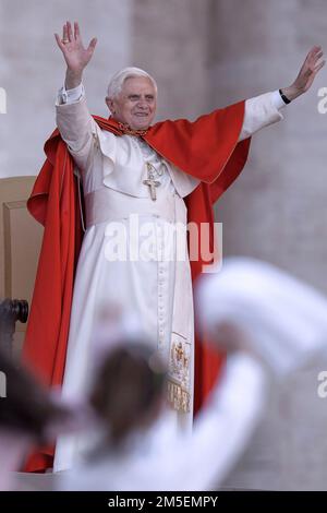 Vatikanstadt, 28. Dezember 2022. Papst Benedikt XVI. Ist sehr krank. ARCHIVFOTO: Vatikan, 6. April 2006. Papst Benedikt begrüßt die Gläubigen bei seinem Treffen mit jungen Leuten in St. Petersplatz. Maria Grazia Picciarella/Alamy Live News Stockfoto