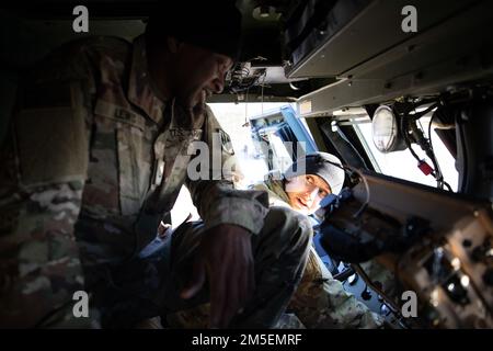 HIMARS geliefert an Grafenwoehr, Deutschland, 8. März 2022. USA Army Europe and Africa plant APS-2 zur Unterstützung des 3. Bataillons, des 321. Artilleriegesiments, der 18. Artilleriebrigade, eines Teils des US Army XVIII Airborne Corps in Fort Bragg, NC. Die Soldaten werden mit der Ausrüstung im Ausbildungsbereich Grafenwoehr trainieren, um die Bereitschaft zu erhöhen und die Integration in NATO-Übungen vorzubereiten. Stockfoto