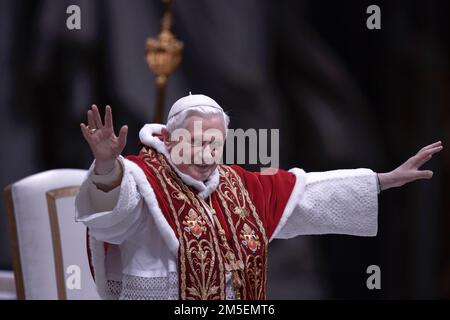 Vatikanstadt, 28. Dezember 2022. Papst Benedikt XVI. Ist sehr krank. ARCHIVFOTO: Vatikan, 13. dezember 2007. Papst Benedikt XVI. Trifft Studenten im Petersdom. Maria Grazia Picciarella/Alamy Live News Stockfoto