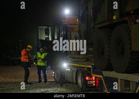 HIMARS geliefert an Grafenwoehr, Deutschland, 8. März 2022. USA Army Europe and Africa plant APS-2 zur Unterstützung des 3. Bataillons, des 321. Artilleriegesiments, der 18. Artilleriebrigade, eines Teils des US Army XVIII Airborne Corps in Fort Bragg, NC. Die Soldaten werden mit der Ausrüstung im Ausbildungsbereich Grafenwoehr trainieren, um die Bereitschaft zu erhöhen und die Integration in NATO-Übungen vorzubereiten. Stockfoto