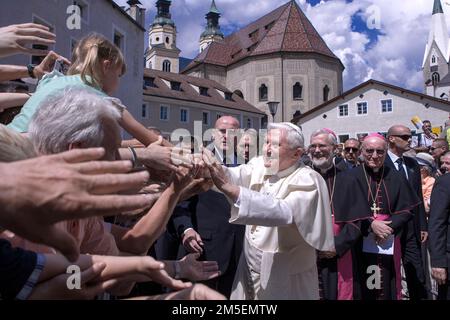 Vatikanstadt, 28. Dezember 2022. Papst Benedikt XVI. Ist sehr krank. ARCHIVFOTO: Bressanone, Italien, 28. juli 2008. Papst Benedikt XVI. Begrüßt die Gläubigen bei seiner Ankunft in Bressanone, wo er seine Sommerferien verbringen wird. Maria Grazia Picciarella/Alamy Live News Stockfoto