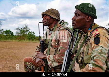 Beninesische Soldaten des 1. Kommandoparachutentataillons erhalten Anweisungen von ihrer Führung, während sie am 08. März 2022 in Ouassa, Benin, eine gemeinsame gemeinsame Austauschschulung (Joint Combined Exchange Training, JCET) durchführen. US-Spezialeinsatzkräfte bewerten häufig die Fähigkeiten der nationalen Streitkräfte des Gastlandes, um Möglichkeiten für ein zukünftiges Engagement und eine Partnerschaft der USA zu ermitteln. Stockfoto