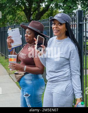 NEW ORLEANS, LA, USA - 3. SEPTEMBER 2022: Zwei fröhliche und freundliche, ungezwungene afroamerikanische Frauen verlassen eine feierliche Veranstaltung in New Orleans Stockfoto