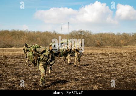 LUFTSTÜTZPUNKT MIHAIL KOGALNICEANU, Rumänien – Soldaten mit dem Royal Netherlands 13. Air Assault Battalion,11. Air Assault Brigade holen persönliche Ausrüstung aus der Landezone nach der Beladung der Ladung während des Rapid Falcon, Babadag Training Area, Rumänien, 8. März 2022. Rapid Falcon ist als gemeinsame multinationale Übung konzipiert, um die Operabilität und die Fähigkeit zur gemeinsamen Reaktion sowie die Entwicklung funktionaler Beziehungen zwischen den beteiligten Strukturen zu verbessern. Stockfoto