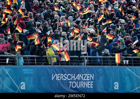 Oberstdorf, Deutschland. 28. Dezember 2022. Skispringen/Skispringen, Weltmeisterschaft, Four Hills Tournament, Large Hill, Männer, Qualifikation: Fans der deutschen Springer. Kredit: Angelika Warmuth/dpa/Alamy Live News Stockfoto