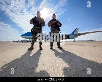 301. Fighter Wing Security Force Airmen posieren für ein Foto vor Air Force One am Naval Air Station Joint Reserve Base Fort Worth, Texas, am 8. März 2022. Die Luftwaffe hatte die Möglichkeit, die Air Force One zu bewachen, als sie in NAS JRB Fort Worth anhielt, während U.S. Präsident Joe Biden sprach in der VA-Klinik von Fort Worth über Veteranen. Stockfoto