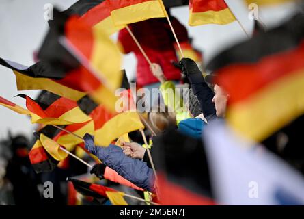 Oberstdorf, Deutschland. 28. Dezember 2022. Skispringen/Skispringen, Weltmeisterschaft, Four Hills Tournament, Large Hill, Männer, Qualifikation: Fans der deutschen Springer. Kredit: Angelika Warmuth/dpa/Alamy Live News Stockfoto