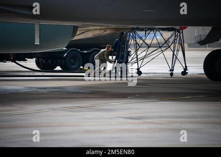 301. Kampfflugzeuge befeuern die Air Force One und unterstützen den Jet am 8. März 2022 in der Naval Air Station Joint Reserve Base Fort Worth, Texas. Der 301 FW, der 136. Airlift Wing und die Joint Reserve Base Fort Worth der Naval Air Station stellten Mittel zur Unterstützung des Besuchs des Präsidenten der Vereinigten Staaten in Fort Worth, TX, bereit. Die 301-FW-Sicherheitskräfte, das Logistikkommando und andere Einheiten arbeiteten in der Marine zusammen, um ein einsatzbereites Flugzeug sicherzustellen. Stockfoto