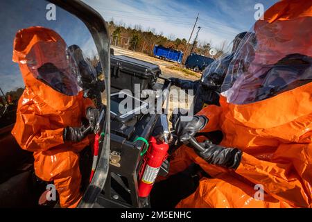 USA Air Force Senior Airman Alex J. Potts, Right, und Army Sgt. Christopher Mejia, beide befragen Teammitglieder mit dem 21.-Massen-Zerstörungs-Zivilunterstützungsteam (21. WMD-CST), New Jersey National Guard, Bereiten Sie sich auf die Fahrt zu einem simulierten Tatort während einer Army North Trainingsübung vor, im William J. Hughes Technical Center, Federal Aviation Administration, Egg Harbor Township, New Jersey, 3. März, 2022. Die 21. identifiziert chemische, biologische, radiologische und nukleare Stoffe; sie bewertet und berät die Zivilbehörden in Bezug auf Maßnahmen zur Reaktion auf vom Menschen verursachte Katastrophen oder Naturkatastrophen. (Neues J Stockfoto