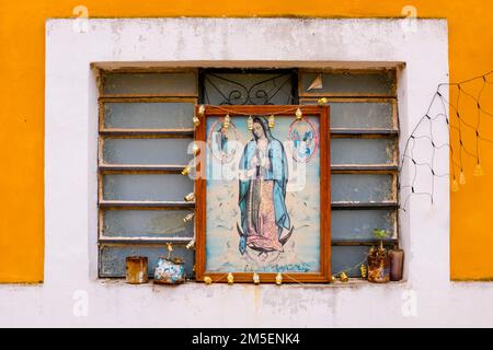 Das Symbol der Jungfrau de Guadalupe auf einem Fenster eines Hauses, Stadt Mani, Yucatan, Mexiko Stockfoto