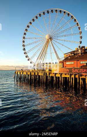 WA2286 87-00...WASHINGTON - das Seattle Great Wheel befindet sich am Ufer der Elliott Bay. Stockfoto