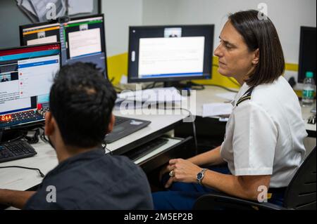 220308-N-XC372-2065 NEU DELHI (8. März 2022) Oberst Tanya Wahlberg, Chief of Clinical Operations bei 18. Medical Command (Deployment Support), liest einen Vortrag während der Indo-Pacific Military Health Exchange 2021-22. IPMHE 2021-22 ist eine multilaterale, führende militärisch-medizinische Veranstaltung, die von Indiens Armed Forces Medical Services und den USA gemeinsam ausgerichtet wird Indo-Pacific Command, wo sich Gesundheitsfachkräfte verschiedener Herkunft zusammenschließen, um Beziehungen zu entwickeln und das globale Gesundheitsengagement in der Region Indo-Pacific zu gestalten. Stockfoto