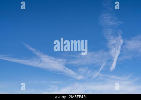 Blauer Sommerhimmel mit weichen Wolken Stockfoto