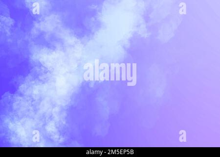 Abstrakter, leicht abwischbarer Rauch auf rosa-orangefarbenem, magentarotem Hintergrund mit Farbverlauf. Stockfoto
