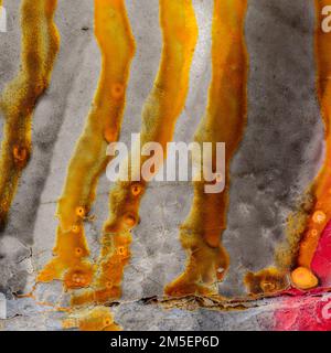 Abstraktes quadratisches Bild von goldenen Lackläufen Stockfoto