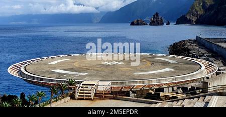 Ein Heliport in der Nähe des Meeres in Madeira, Portugal Stockfoto