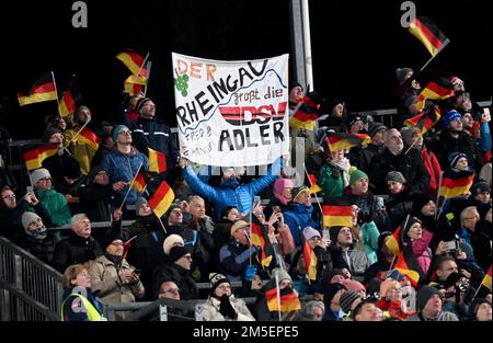 Oberstdorf, Deutschland. 28. Dezember 2022. Skispringen/Skispringen, Weltmeisterschaft, Four Hills Tournament, Large Hill, Männer, Qualifikation: Fans der deutschen Springer. Kredit: Angelika Warmuth/dpa/Alamy Live News Stockfoto